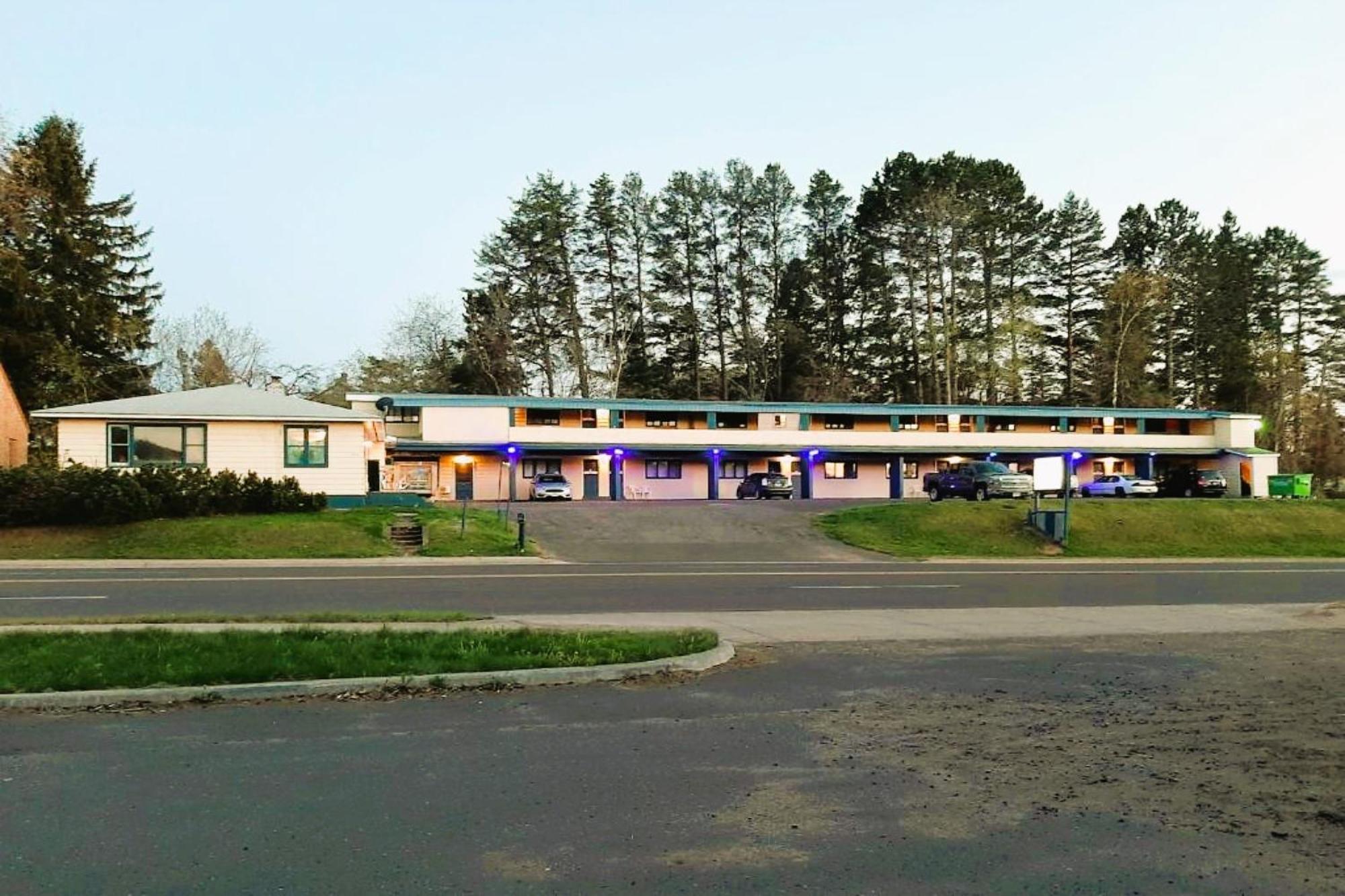Love Hotels Timberline By Oyo Lake Superior Ironwood Exterior photo